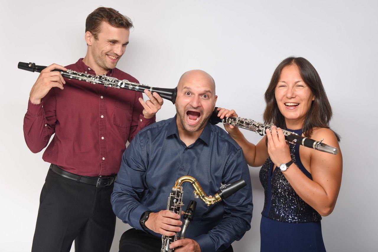eine Gruppe von Personen mit Instrumenten