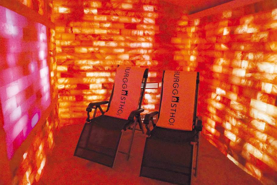 ein paar Stühle in einem Raum