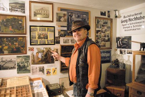 Herr Irlbeck vom Nostalgiehaus Viechtach präsentiert Exponate, alte Fotos aus Viechtach