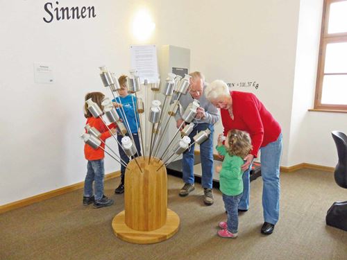 Ein Ausstellungsstück im XPERIUM, um das neugierige Kinder versammelt sind