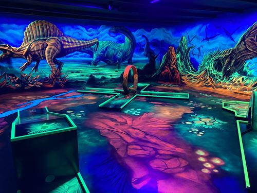 ein Zimmer mit einem Gemälde von Dinosauriern