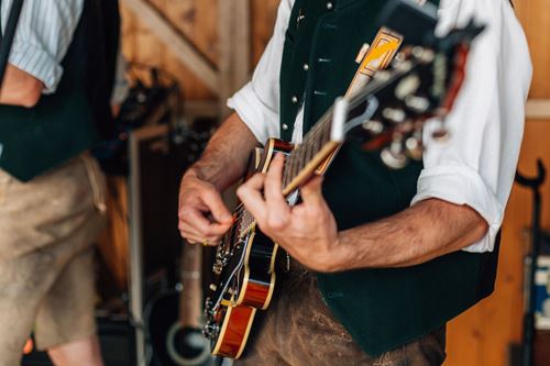 eine Gitarre spielende Person