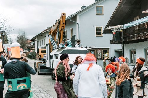 eine Gruppe von Menschen in Kleidung