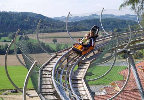 Aufnahme zweier Sommerrodler im Freizeitpark Edelwies