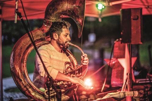 eine Person, die ein Horn spielt