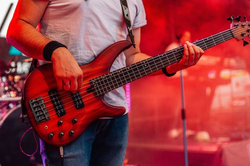 eine Gitarre spielende Person