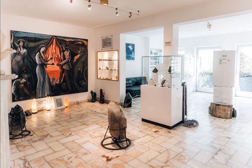 ein Zimmer mit einem Gemälde und einer Vitrine