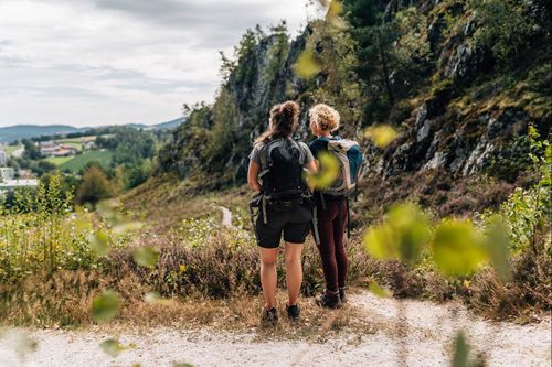 zwei Frauen wandern auf einem Wanderweg