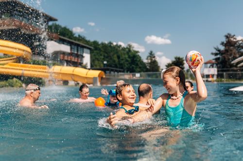 eine Gruppe von Kindern in einem Pool