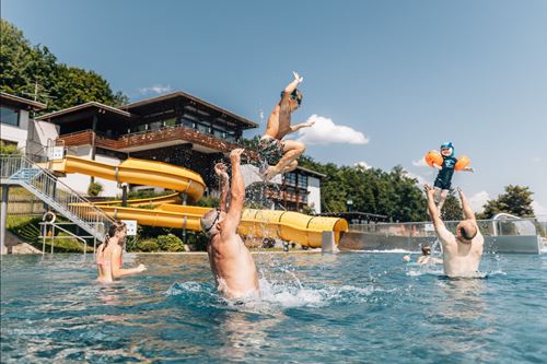 eine Gruppe von Menschen in einem Pool