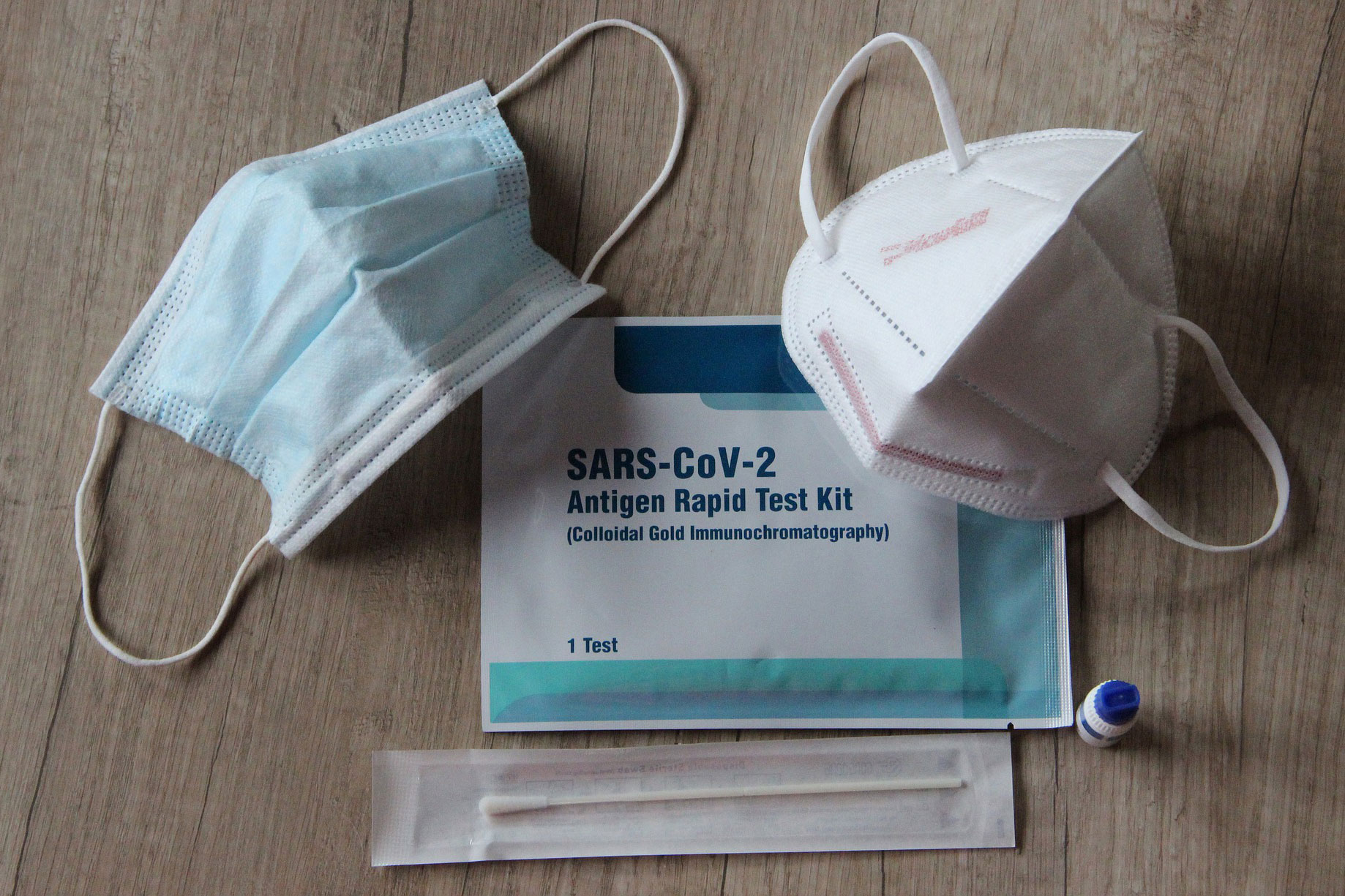 FFP-2-Masken und ein Sars-CoV-2-Test